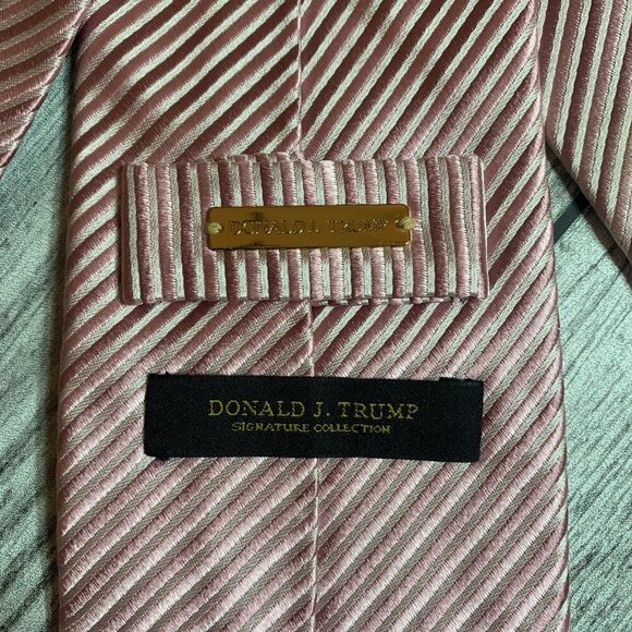 Donald J. Trump Signature Collection 100% Silk Neck Tie - Picture 3 of 6